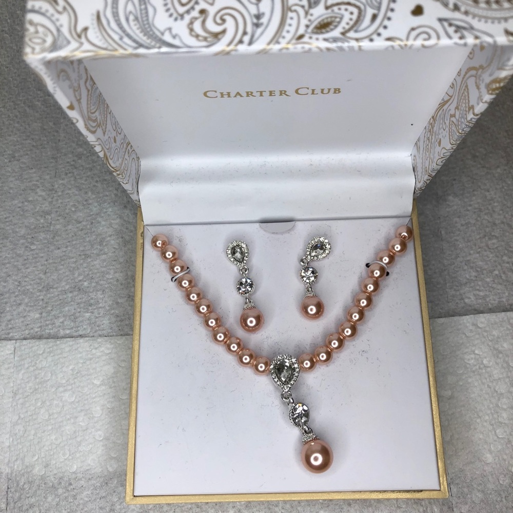 Beautiful pearl necklace set